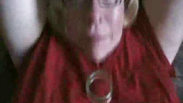 सोफ्यावर लेस्बियन गेम्स खेळणारे तीन slutty blonde MILFs